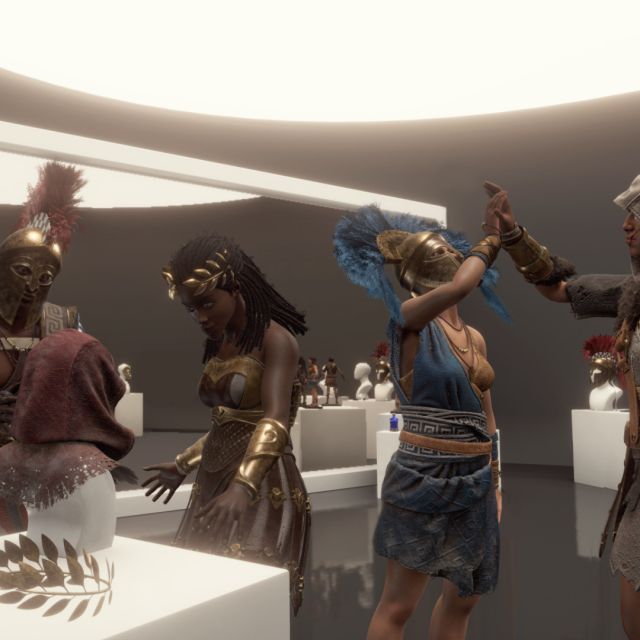 Avatars en tenues grecques antiques devant des bustes sur des socles blancs, salle Beyond Medusa's Gate chez Inoui VR