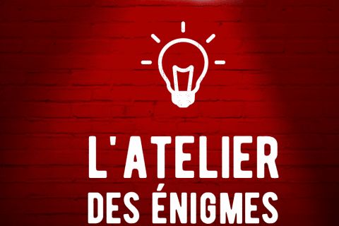 Logo de L'atelier des énigmes, escape game à Annecy : ampoule blanche sous une lampe sur mur de briques rouges