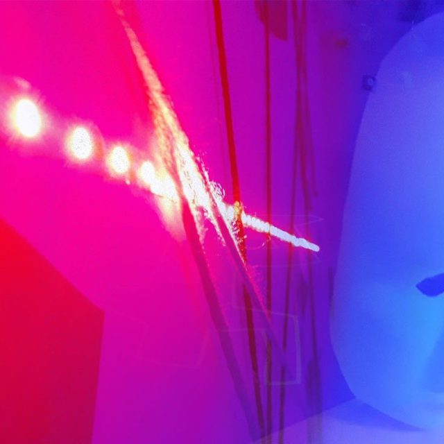 Silhouette éclairée en bleu et rose, ambiance futuriste science-fiction chez Escape Time Le Mans
