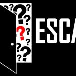 Porte avec point d'interrogation rouge et points d'interrogation blancs, logo de No Escape à Thoiry