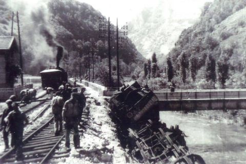 Locomotive couchée près d'un pont, soldats sur la voie, archive de la salle 6 Juin 44 Confirmé