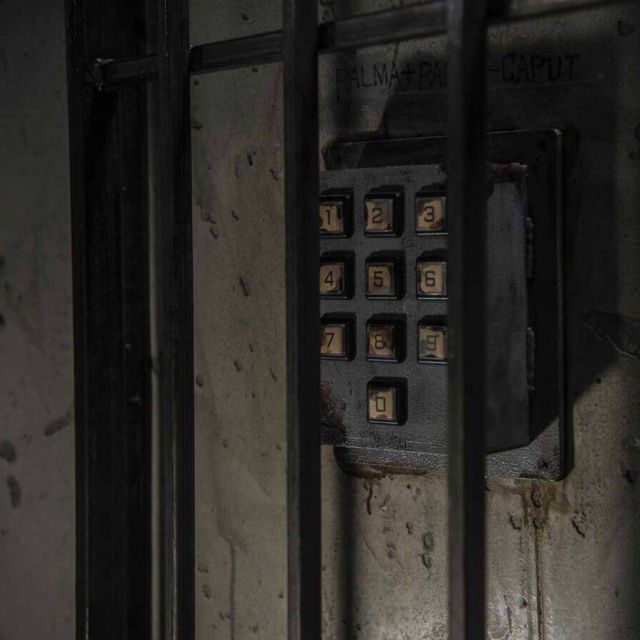 Clavier numérique usé dans un décor de prison souterraine chez Freeing! Saint-Maximin