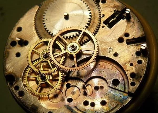 Mécanisme de montre ancienne aux engrenages dorés, salle Héritage chez Bring Out à Brive-la-Gaillarde