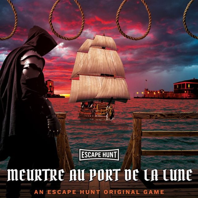 Personnage en costume sombre face à un navire à voiles au coucher de soleil, décor portuaire du Meurtre au port de la lune