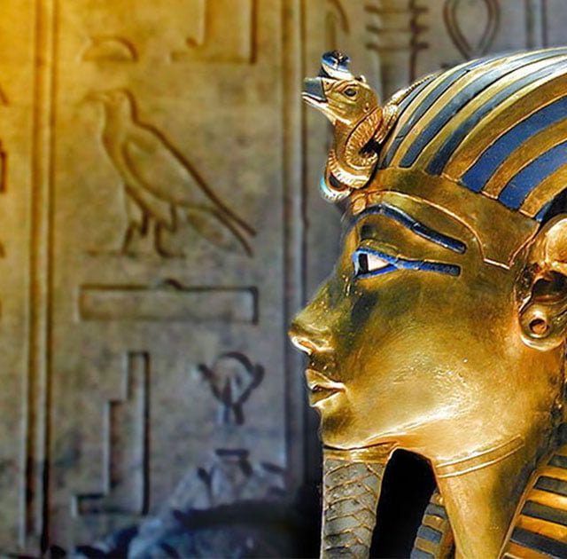Masque doré du Pharaon et hiéroglyphes égyptiens, décor de La malédiction du Pharaon