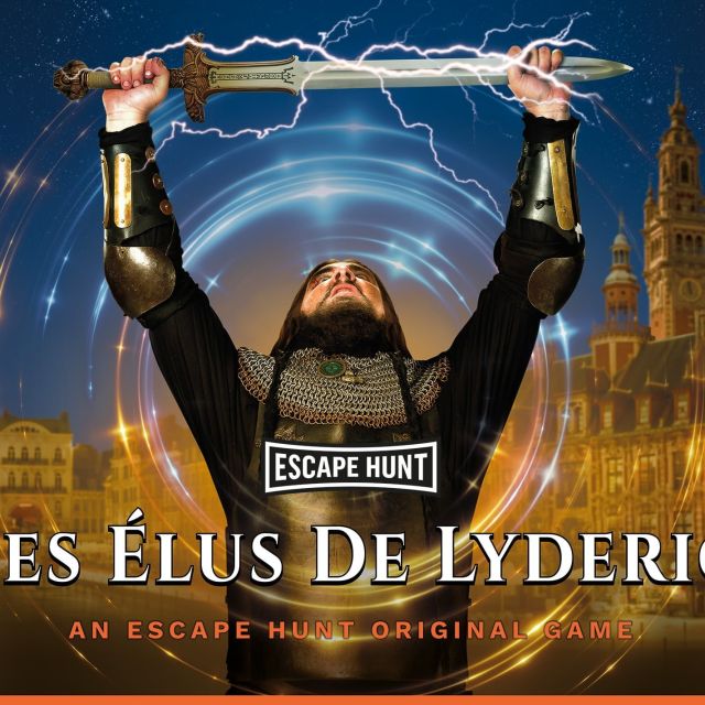 Guerrier en armure lève une épée électrique sur fond de cité médiévale illuminée