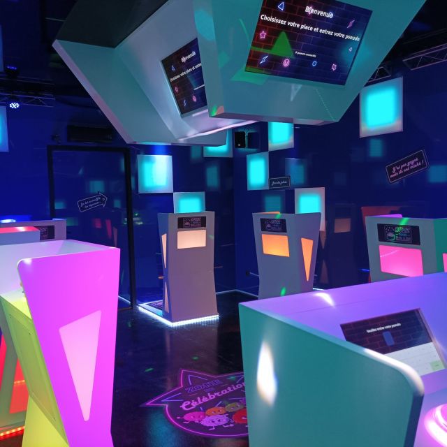Décor futuriste aux néons roses et bleus, structures lumineuses géométriques chez Le Kraken à Mulsanne
