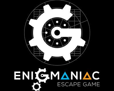 Logo Enigmaniac en gris pâle sur fond blanc avec un engrenage, visuel partagé par les salles d'Enigmaniac à Draguignan