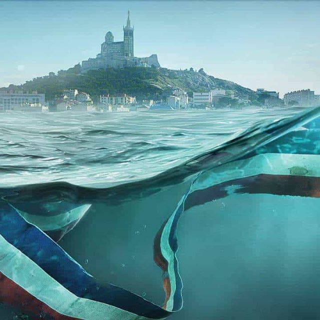 Vue sous-marine avec épaves et basilique en arrière-plan, thème enquête maritime à Marseille