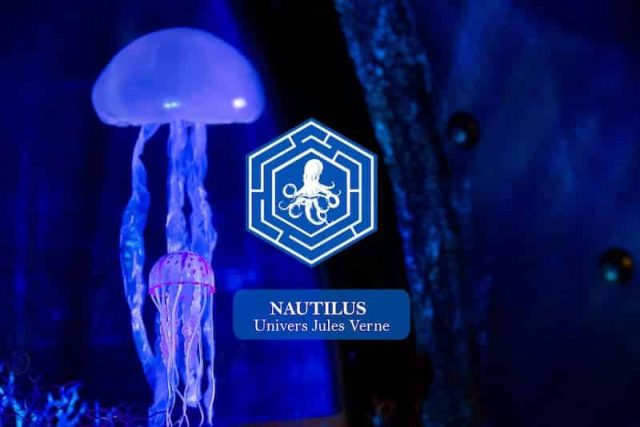 Méduse lumineuse sur fond bleu et emblème à pieuvre Nautilus, univers Jules Verne, salle chez Le Défi des Ducs à Dijon