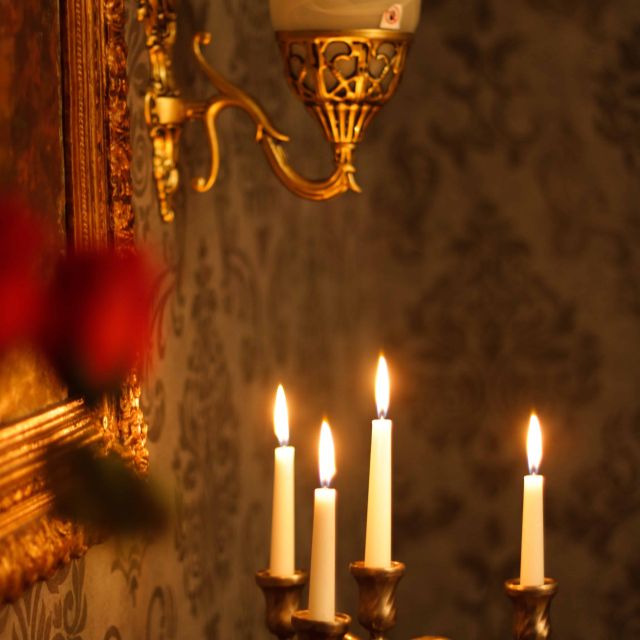 Bougies allumées et décor doré dans l'atmosphère de la salle Mafia chez LockedUp