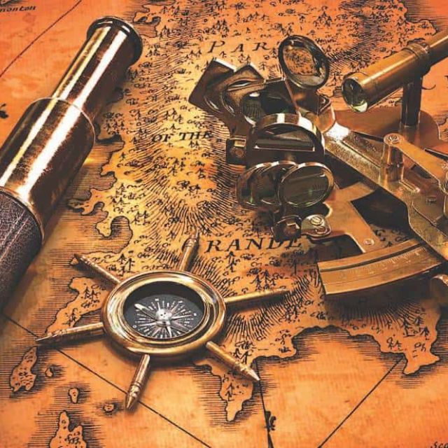 Instruments de navigation anciens sur une carte marine, décor de la salle Capitaine Flint Freaky chez Double Tour à Bourges