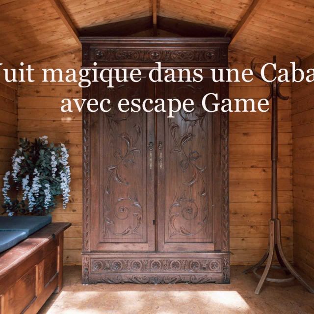 Armoire de bois sculptée et banquette bleue dans une cabane lambrissée, légende sur une nuit en cabane, salle Cabane Yavana