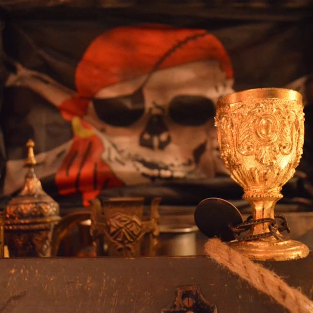 Crâne en pirate rouge, verre doré ornementé, décor de trésor dans Les clés perdues