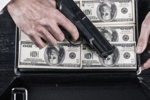 Braquage de banque avec pistolet et billets dans une mallette, thème criminel