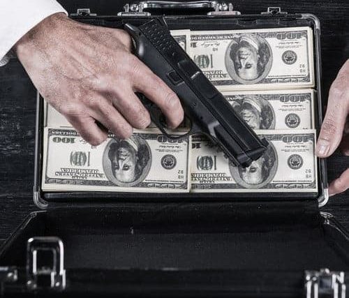Braquage de banque avec pistolet et billets dans une mallette, thème criminel