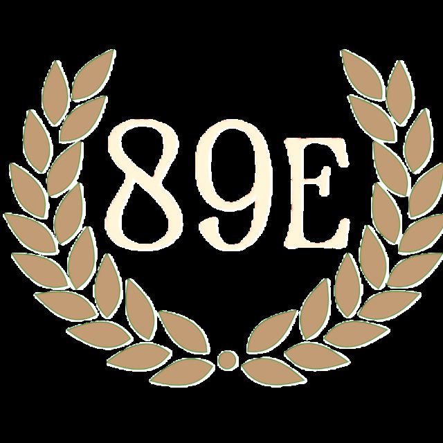 Grande couronne de laurier beige avec le rang 89E en blanc cassé, salle La taverne de Malobid chez La Régie du Temps