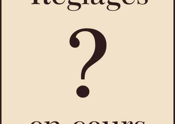 Fond beige avec titre "Réglages" et point d'interrogation, annonce mise à jour en cours