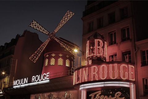Moulin Rouge illuminé de nuit à Paris, rues rougeoyantes, salle Au bonheur des dames chez La Clef à Bergerac