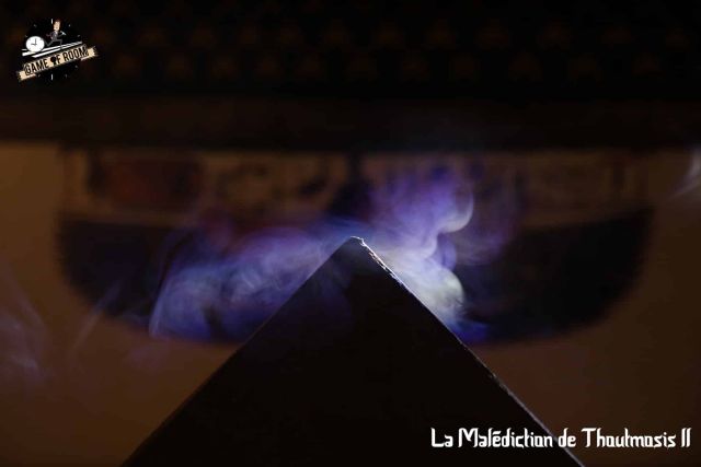 Pyramide sombre dans une brume bleutée, légende La Malédiction de Thoutmôsis II, salle chez Game of Room à Villeurbanne
