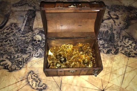 Coffre ouvert rempli de pièces d'or sur carte ancienne, Le trésor de JACK