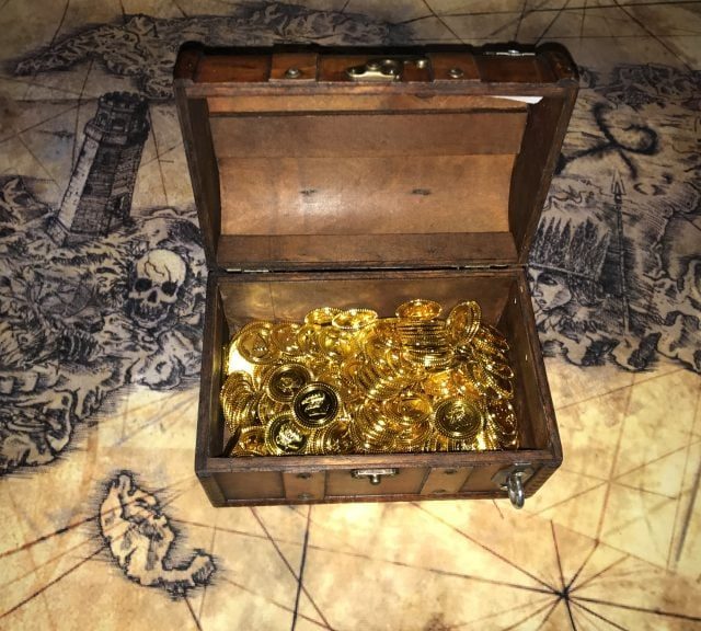 Coffre ouvert rempli de pièces d'or sur carte ancienne, Le trésor de JACK
