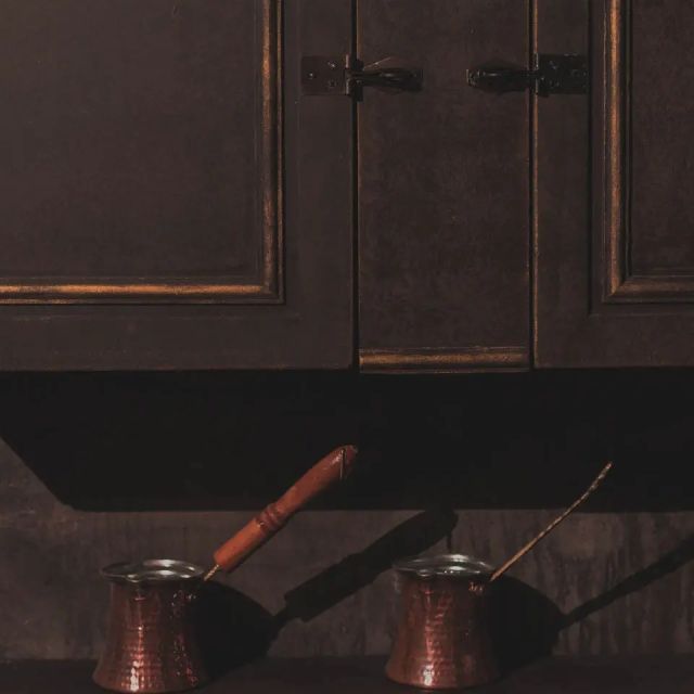 Décor sombre avec meubles anciens, objets métalliques et ambiance d'époque chez Jack The Ripper Geneva