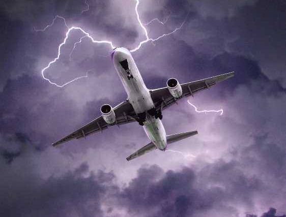 Avion de ligne traversant un ciel d'orage zébré d'éclairs violets, salle Amaze me à Nice