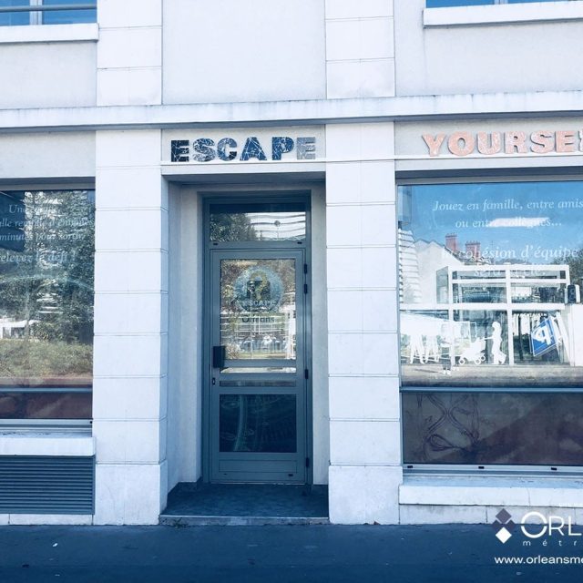 Devanture blanche d'Escape Yourself à Orléans, vitrines affichant les jeux proposés