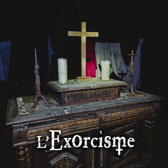 Autel religieux avec croix, bougies et tissus dans l'escape game Le Sacrifice