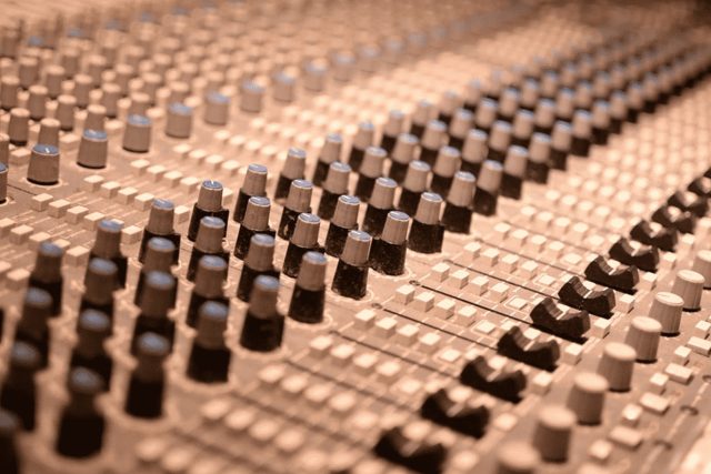 Console de mixage audio avec rangées de potentiomètres, thème enquête studio