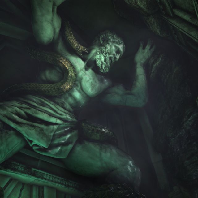 Statue géante verdâtre au visage sévère dans une salle obscure, salle Beyond Medusa's Gate chez Inoui VR