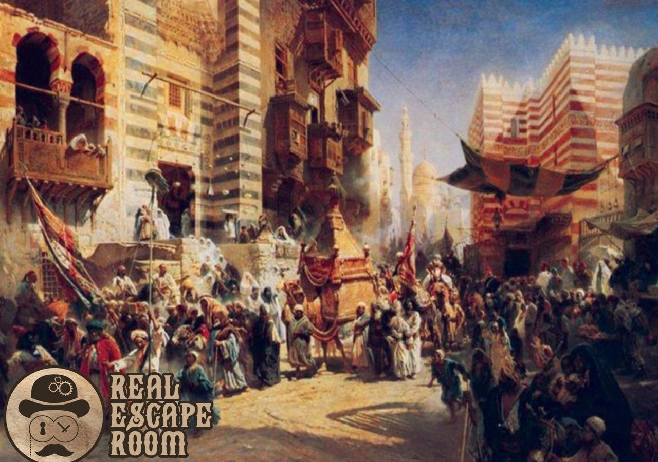 Décor oriental animé avec foule, architecture dorée et minaret dans les passages secrets du palais du Sultan
