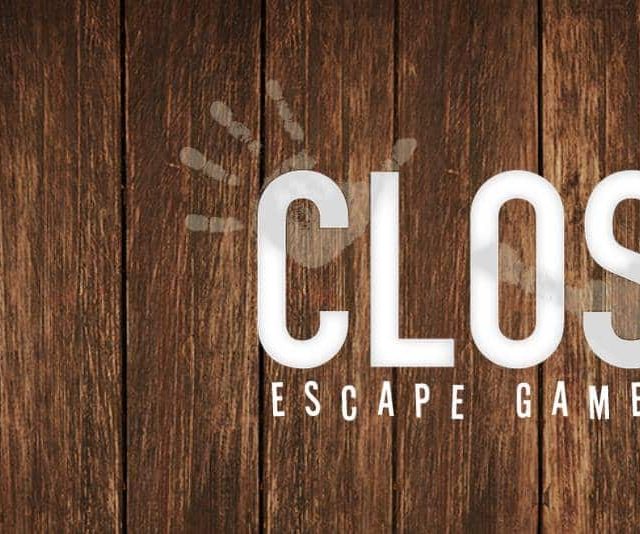 Logo de Closed Lyon, escape game à Lyon, sur plancher en bois vieilli