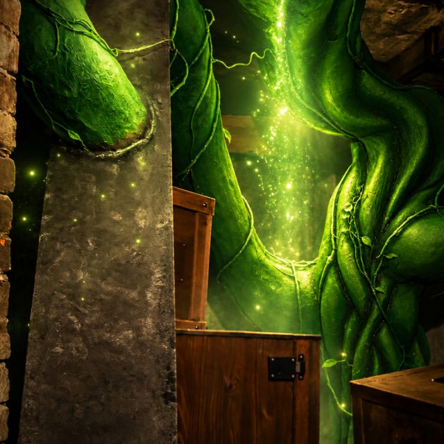Lianes bioluminescentes vertes illuminant un décor de pierre brute chez Pandore & Associés à Paris