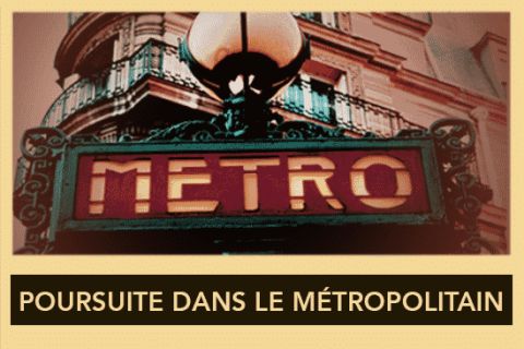 Enseigne illuminée du Métro parisien avec ses ornements art déco caractéristiques
