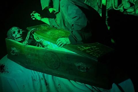 Cercueil ouvert et squelette sous une lumière verte, Circuit Halloween de Vanciaventure