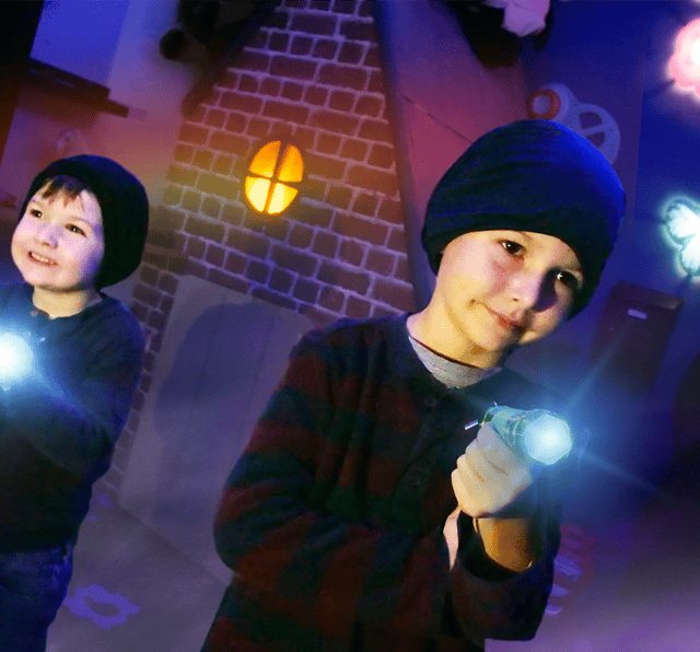 Trois joueurs en tenue de cambrioleurs devant un coffre-fort dans Mission Espions chez Escape Game Aventure à Puteaux