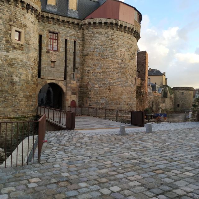 Porte médiévale en pierre et pavés au bord d'un pont, salle Le blason au lion d'or chez Hunting Town à Rennes