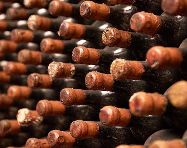 Bouchons de bouteilles de vin rangés en cave, décor de l'opération de cambriolage