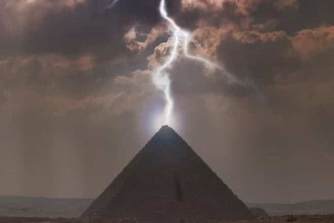 Éclair frappant une pyramide sous un ciel d'orage, salle Les 5 éléments chez Coop Escape à Levallois-Perret