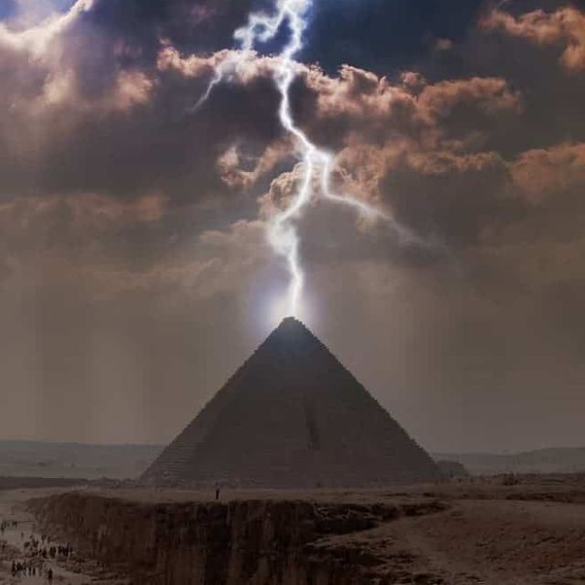 Éclair frappant une pyramide sous un ciel d'orage, salle Les 5 éléments chez Coop Escape à Levallois-Perret