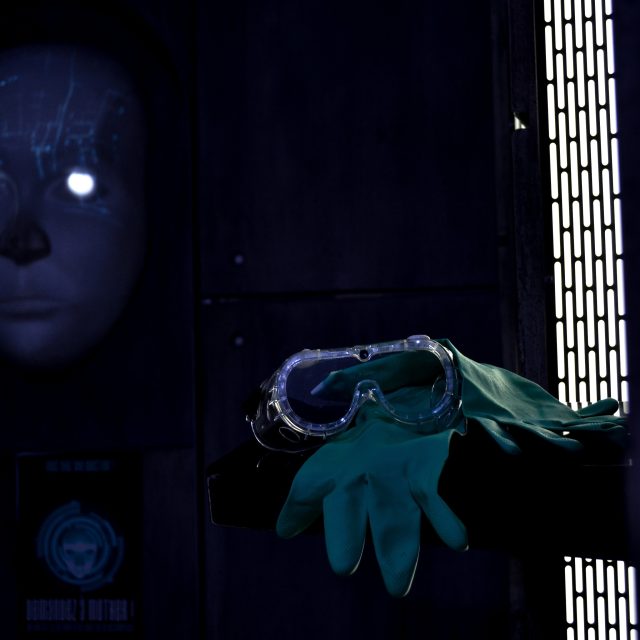 Décor futuriste avec visage luminescent et masque de protection sur fond bleu dans La Pyramide de Khéops