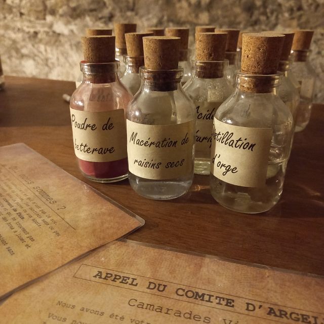 Fioles d'alchimiste avec étiquettes manuscrites et parchemin ancien au Château de Luc