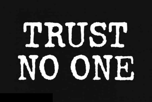 Texte blanc "TRUST NO ONE" sur fond noir, couverture de Les affaires non classées chez Clock escape