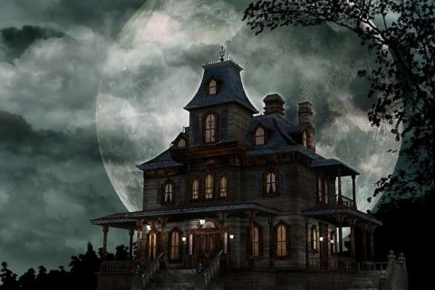 Grande demeure victorienne sous un ciel d'orage et la lune, salle Le manoir d'Ernestine chez Escape Yourself à Lieusaint
