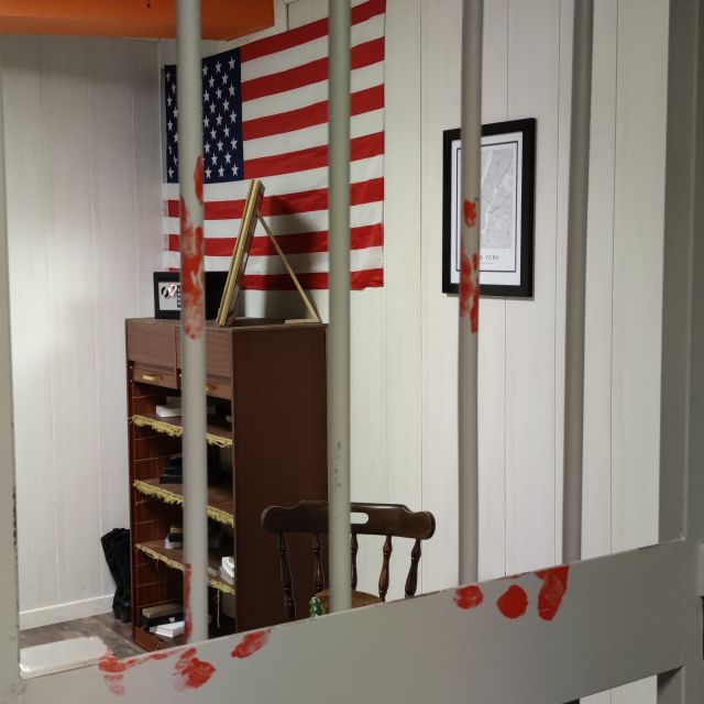 Cellule à barreaux blancs et drapeau américain, salle Évade-toi si tu peux, Closed Escape Game à Aix-en-Provence