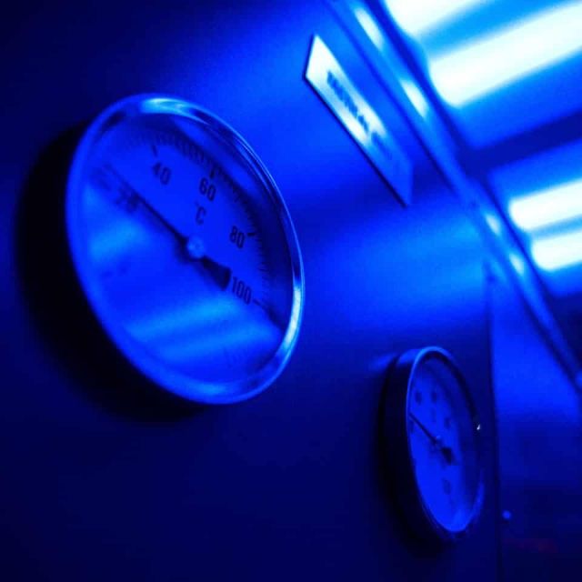 Cadrans de pression sous une lumière bleue, décor de sous-marin de Mission Torpédo