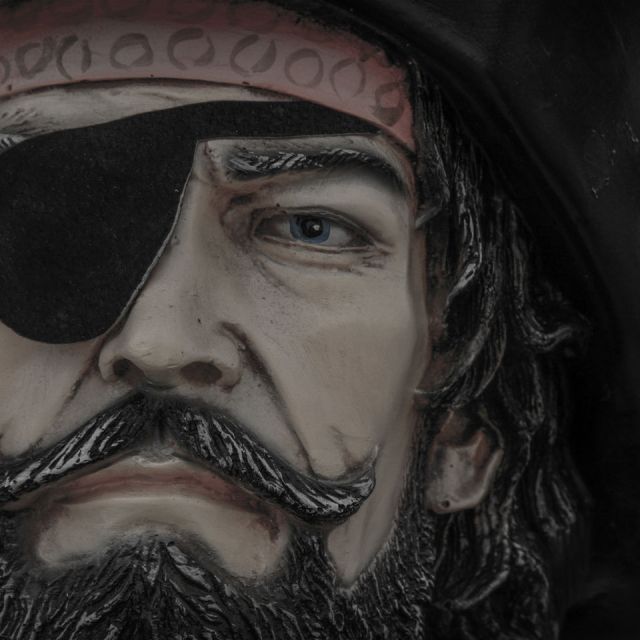 Statue de pirate barbu au bandeau noir sur l'œil et au bandana rouge, salle Le pirate sanguinaire chez Cryptom06