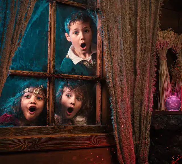Trois enfants ébahis derrière une fenêtre à carreaux, escape game Fairy Tale chez Evade